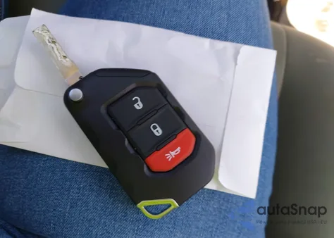 2021 Jeep Wrangler Unlimited Sahara 4X4 z USA, uszkodzony, nr VIN 1C4HJXENXMW592247